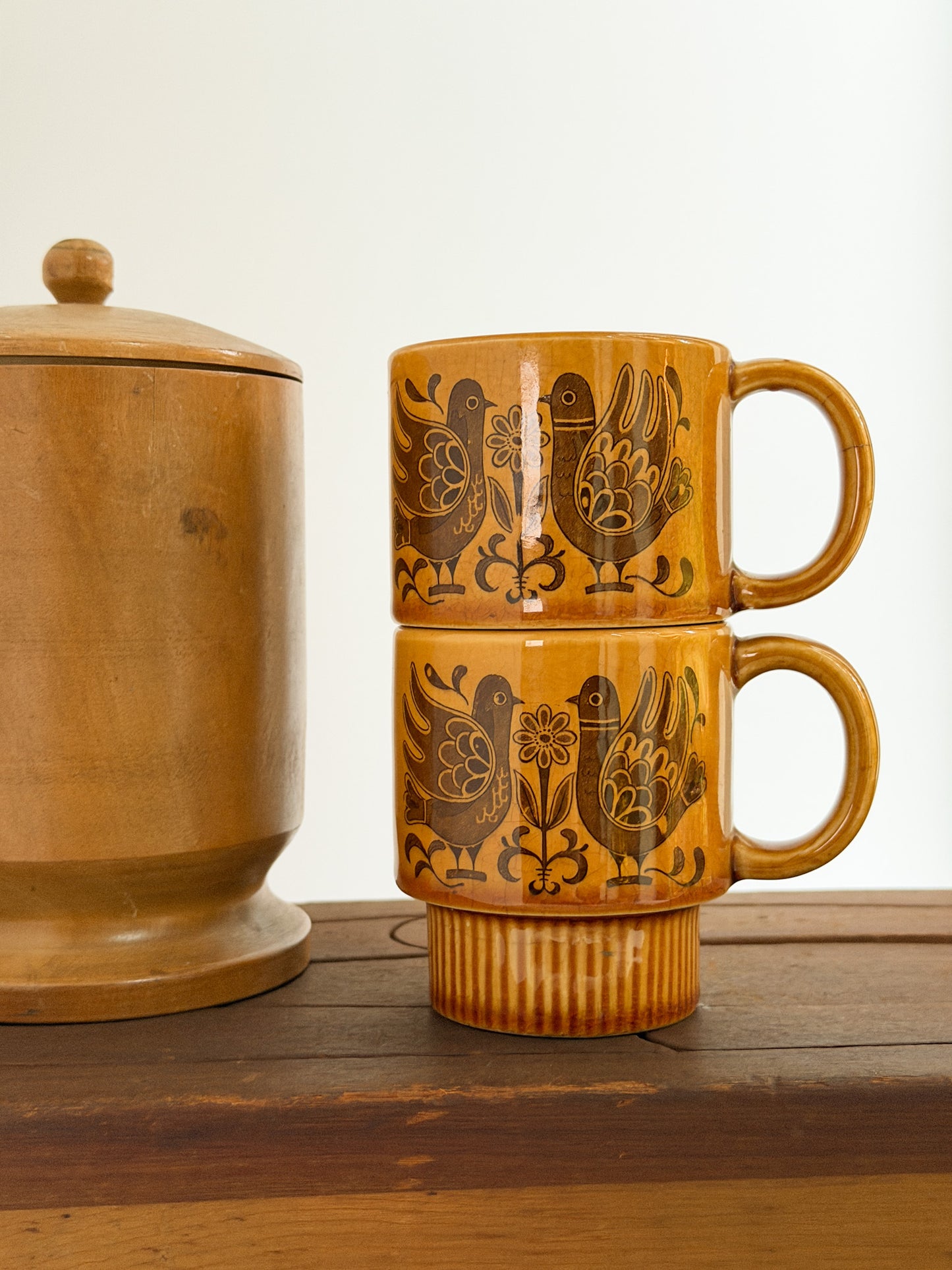 Vintage Stackable Mugs – Set of 2 – Gold & Brown Bird Design (MCM)