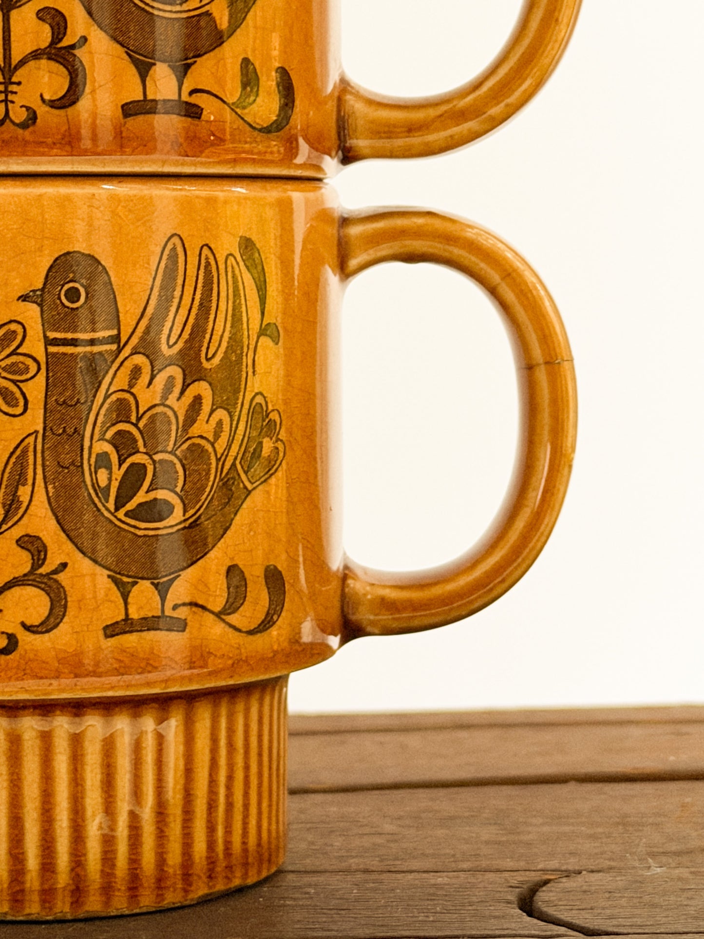 Vintage Stackable Mugs – Set of 2 – Gold & Brown Bird Design (MCM)